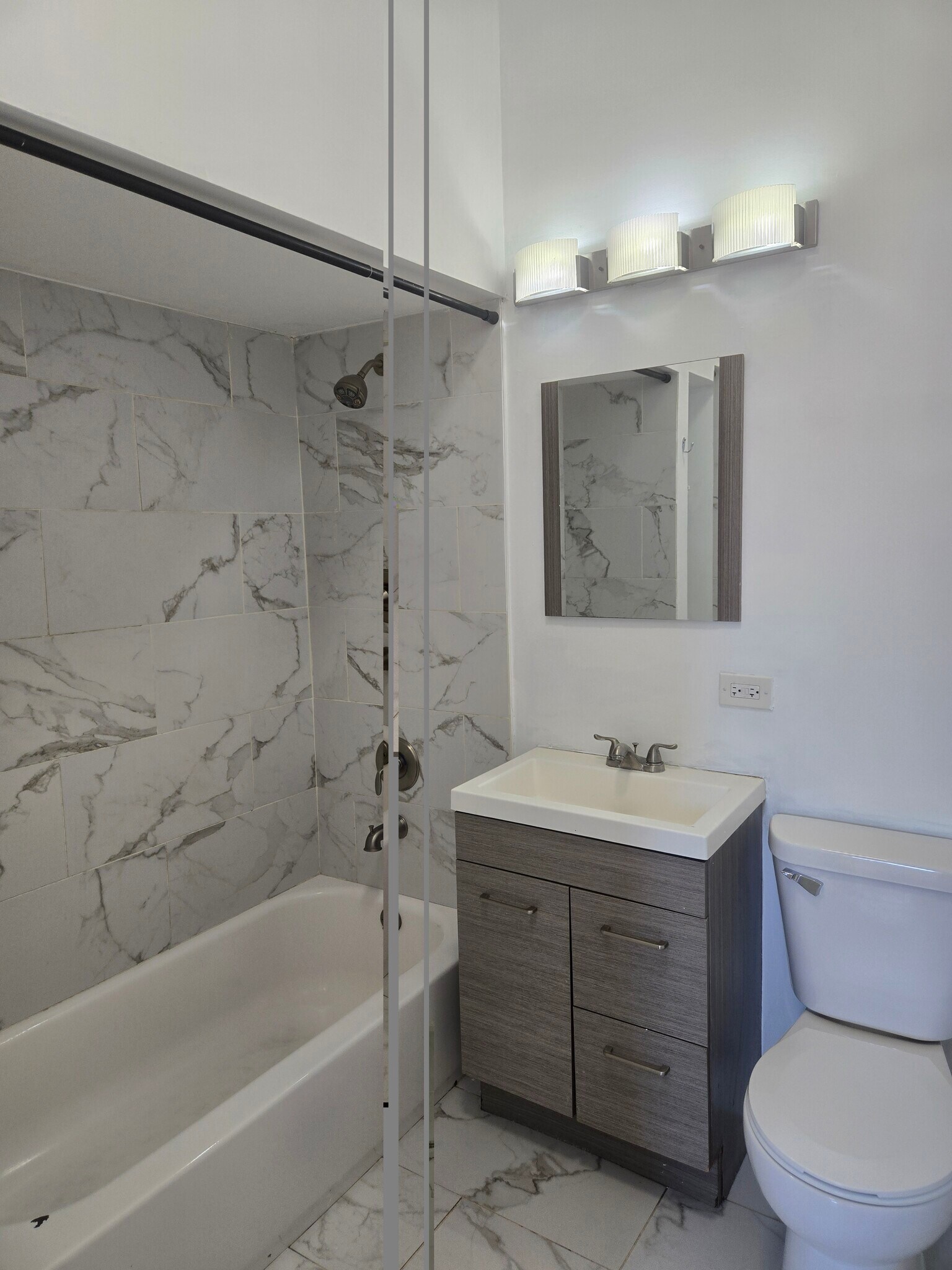 Building Photo - 7055 N Clark St