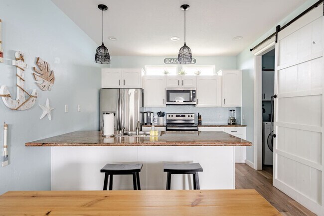 Building Photo - 994 Dolly St