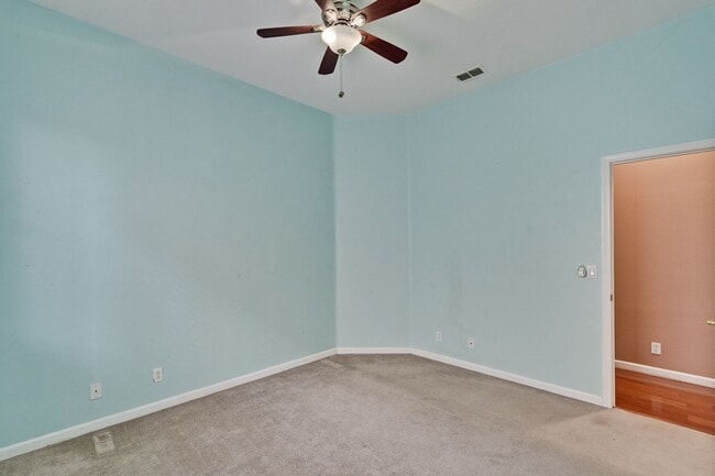 Building Photo - Spacious 3 Bedroom, 2 Bathroom Home with D...