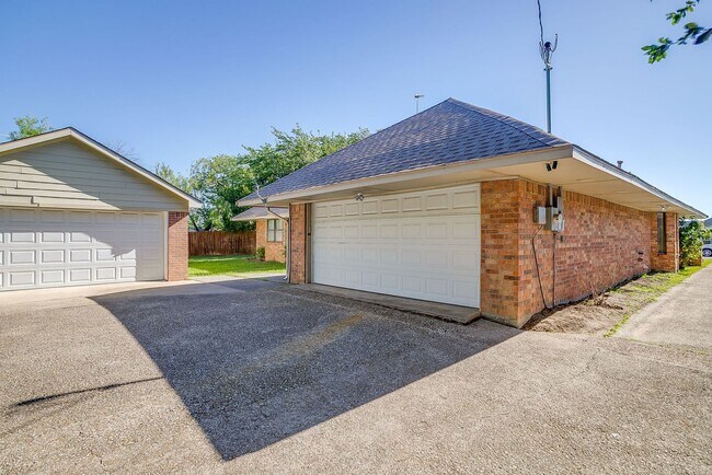 Building Photo - Great Move In Ready 3 Bedroom, 2 Bath Home Located in Northridge- Irving ISD- 75038