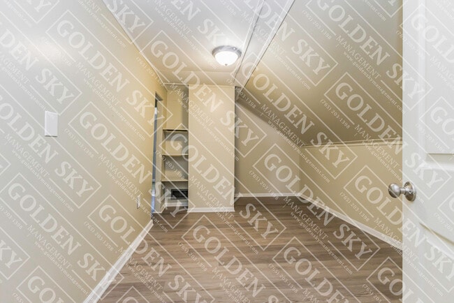 Building Photo - 806 W 7th St