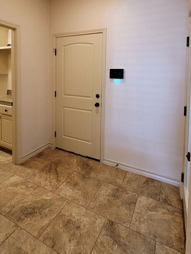 Building Photo - SPACIOUS 3/2/2 HOME CLOSE TO THE MEDICAL DISTRICT AND TEXAS TECH