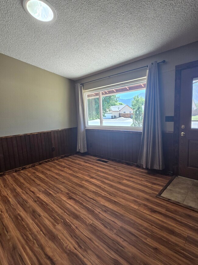 Building Photo - 697 Bluerock Rd