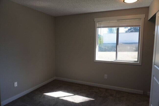 Building Photo - 2909 NE 135th Ave