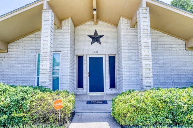 Building Photo - 607 Rosewood Dr