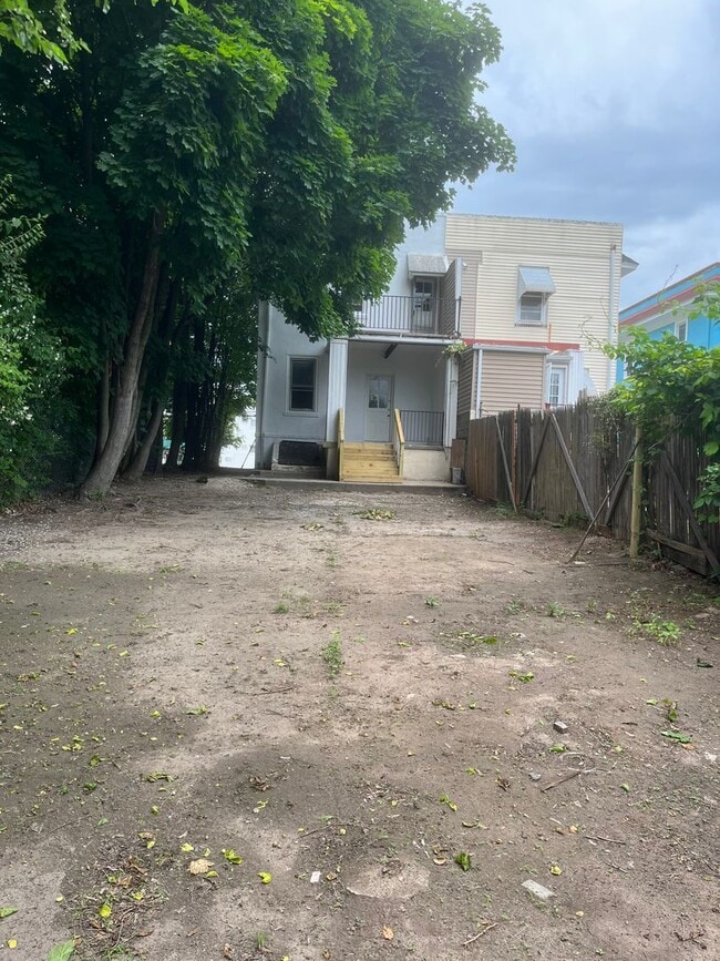 Building Photo - Newly Renovated 3 Bedroom House