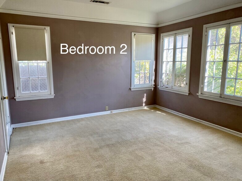 Bright, roomy bedroom - 948 N Howard St