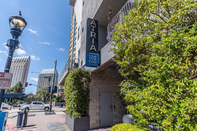 Building Photo - 555 Front St