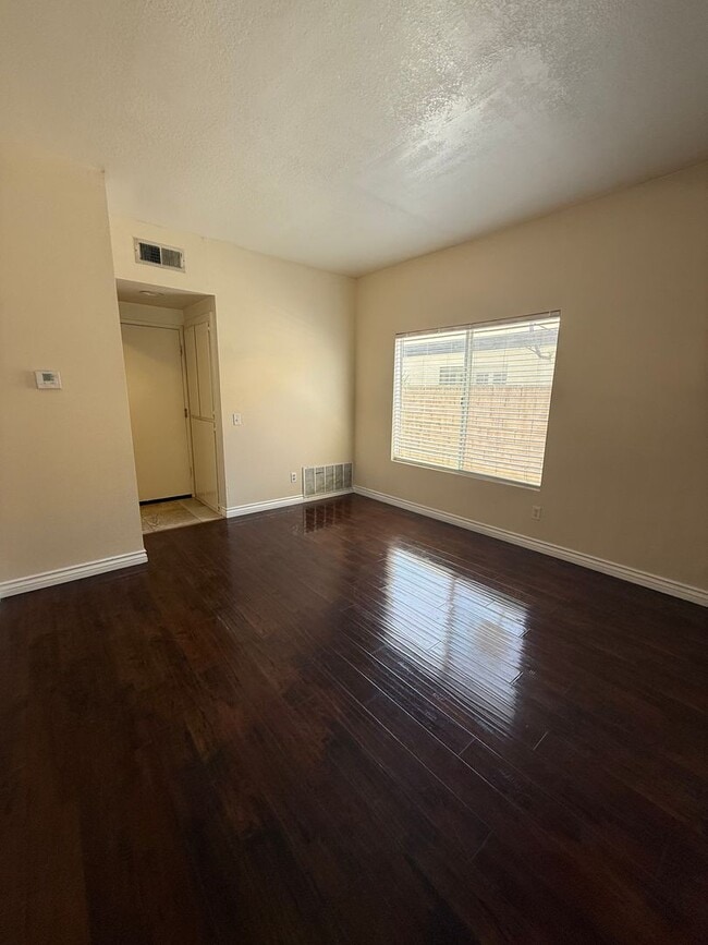 Building Photo - 3073 Lamplighter St