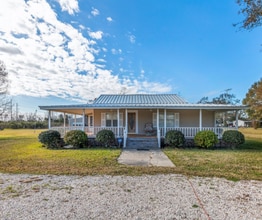 Building Photo - Newly renovated, spacious home!