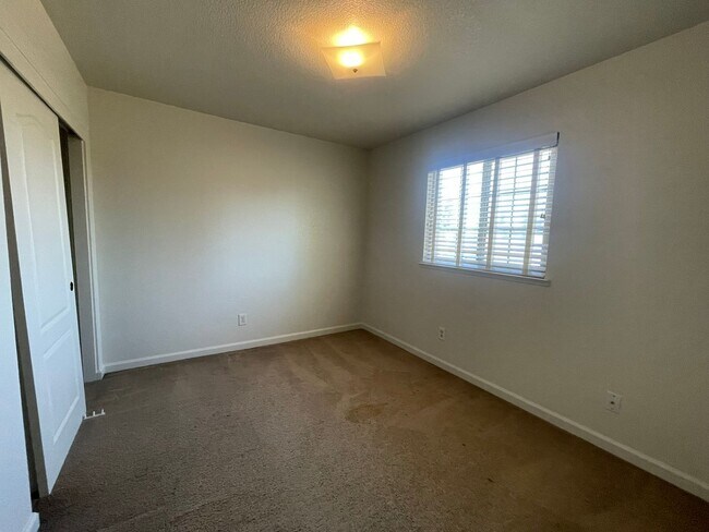 Building Photo - 3 Bedroom 2.5 Bath Home with Huge Covered Patio in Backyard!