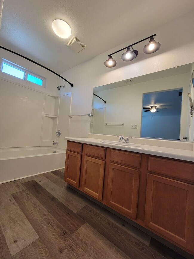 Building Photo - 4 Bedroom 2 Bathroom Home Close to Shopping and Restaurants!!