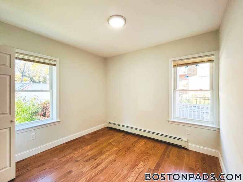 Building Photo - 27 Waverly St