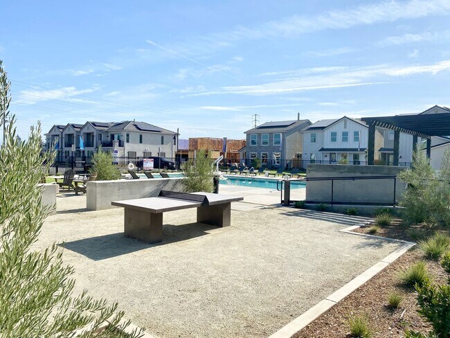 Building Photo - 2846 E Tamarind Dr