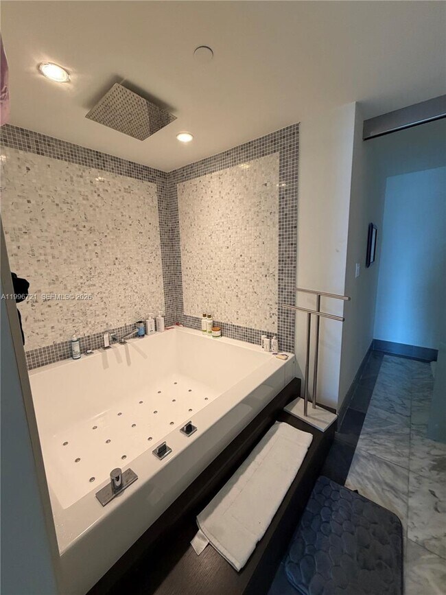 Building Photo - 200 Biscayne Blvd Way