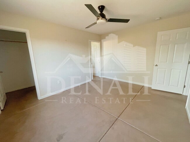 Building Photo - 2618 N Sparkman Blvd