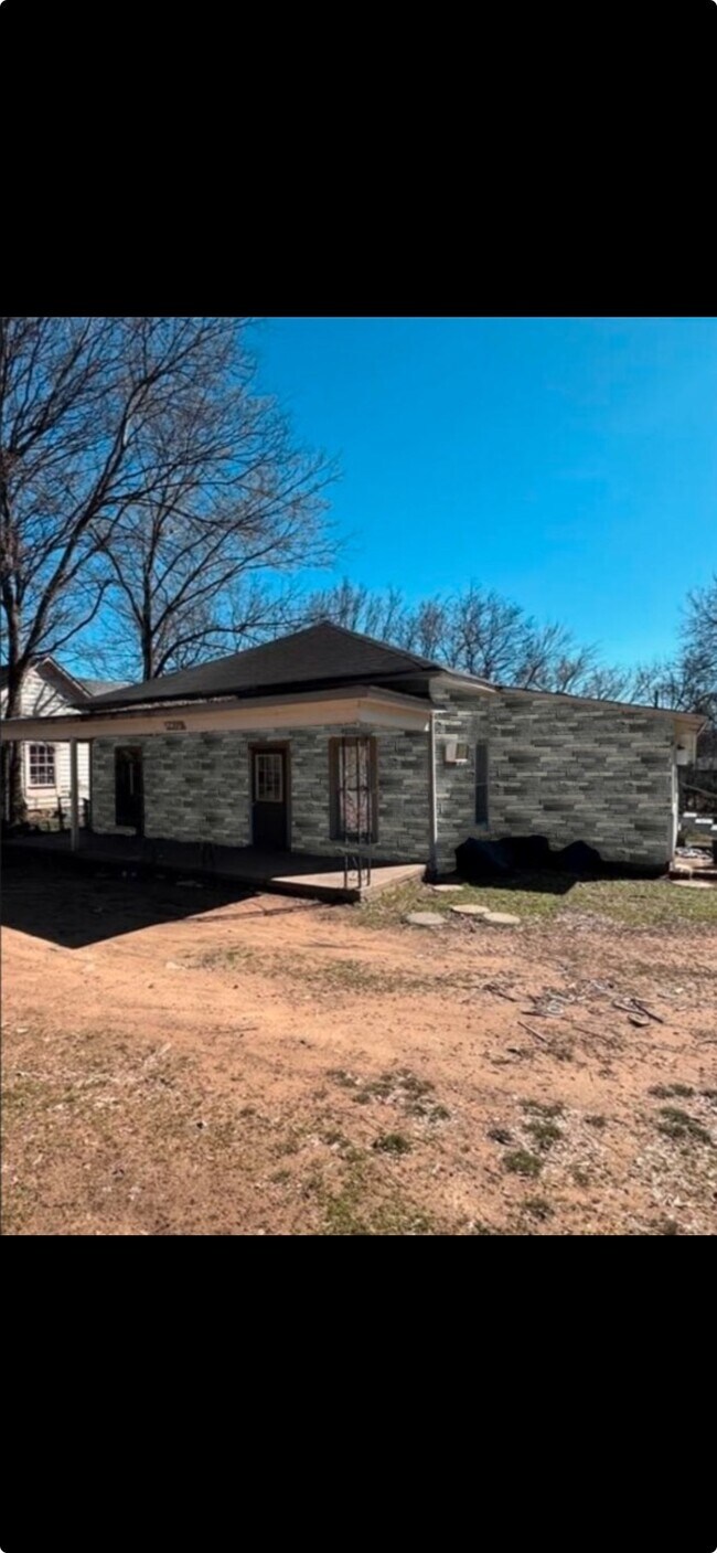 Building Photo - 2018 Pryor Ave