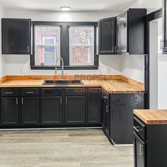 Building Photo - 9142 Yorkshire Rd