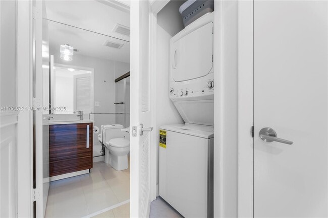 Building Photo - 2020 N Bayshore Dr