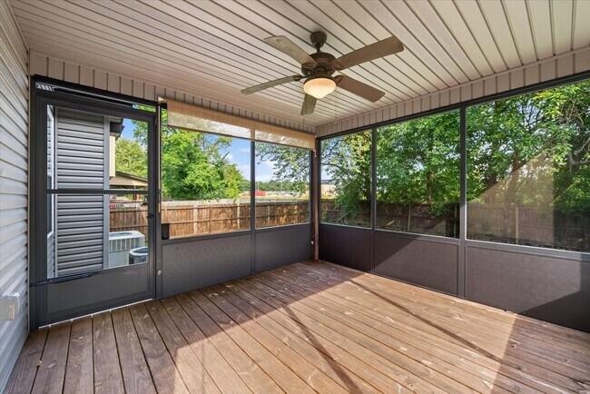 Building Photo - 566 Falkland Cir
