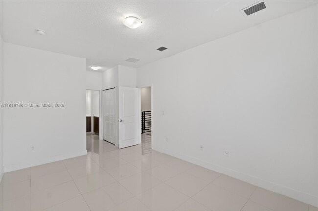 Building Photo - 535 SW 91st Pl