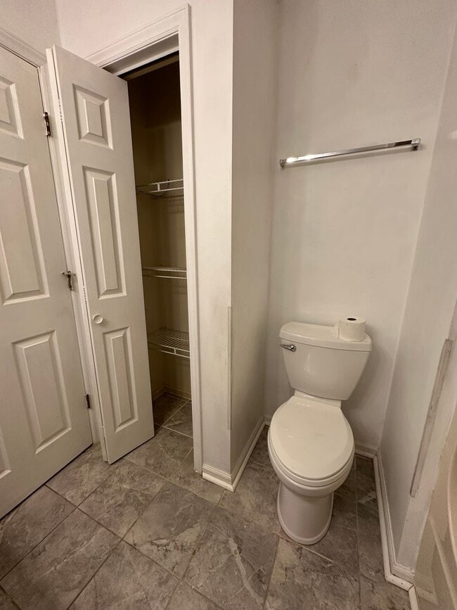 Building Photo - 2 Bedroom / 2 Bath Brick Condo - Bristol, TN