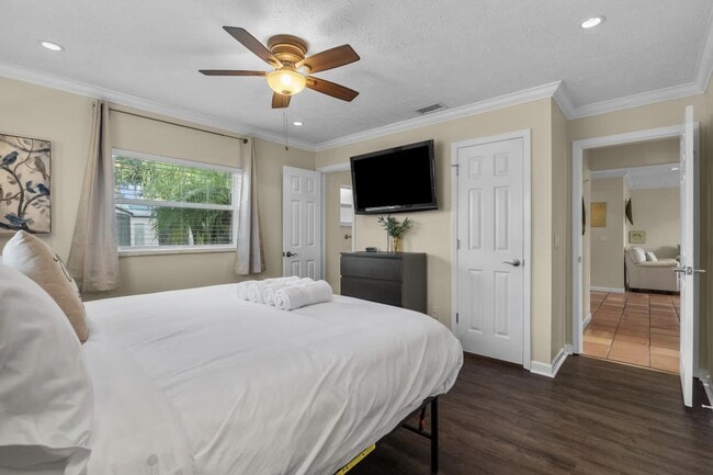 Building Photo - 991 SE Walters Terrace