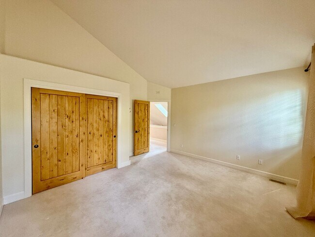 Building Photo - Gorgeous 4 Bedroom Home located in Gated Broadmoor Community