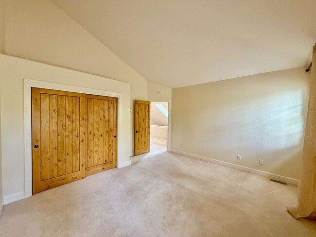 Building Photo - Gorgeous 4 Bedroom Townhome located in Gated Broadmoor Community