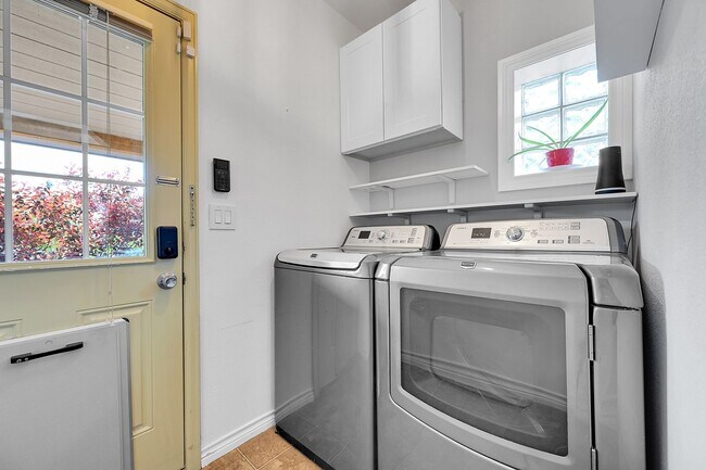 Building Photo - 3 bedroon 1.5 bath home with amazing yard ...