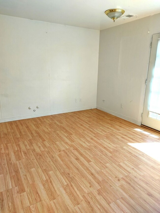 Building Photo - (1614 8th Ave)