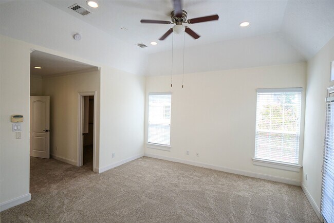Building Photo - 6116 1/2 Hamman St