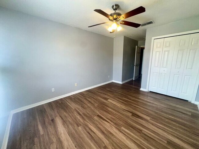 Building Photo - 3 bedroom 2.5 bath Oakcrest Townhome with Laminate and Tile flooring Throughout, and a 1 Car Garage!