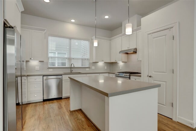 Building Photo - 954 W 18th St