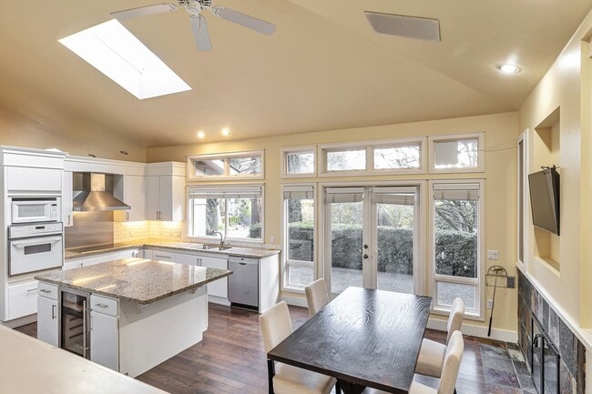 Building Photo - CLICK "REQUEST A TOUR" NOW!