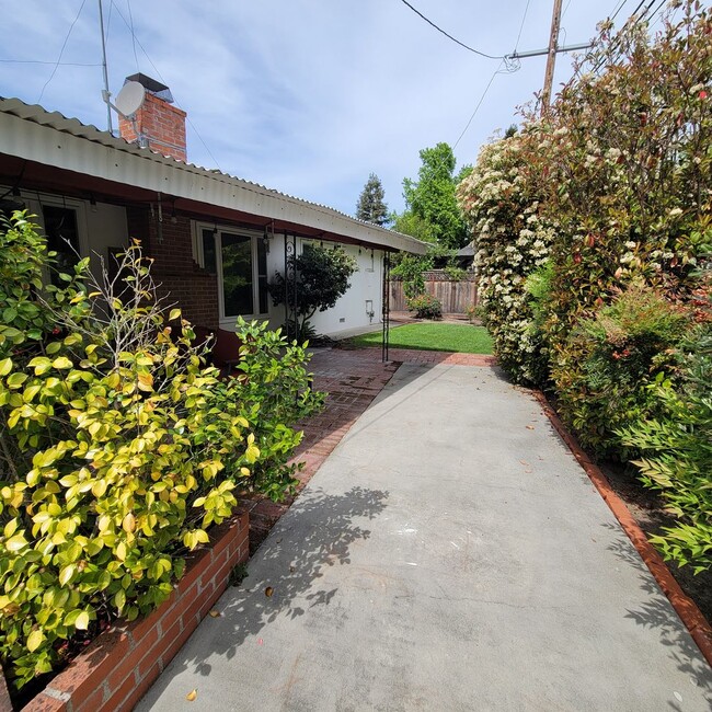 Building Photo - Well-Maintained Redwood City Home with Bonus Room & Private Yard