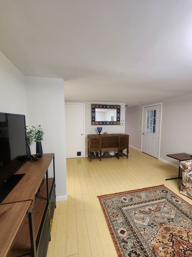 Primary Photo - Charming Cottage-Style Home for Rent in Or...