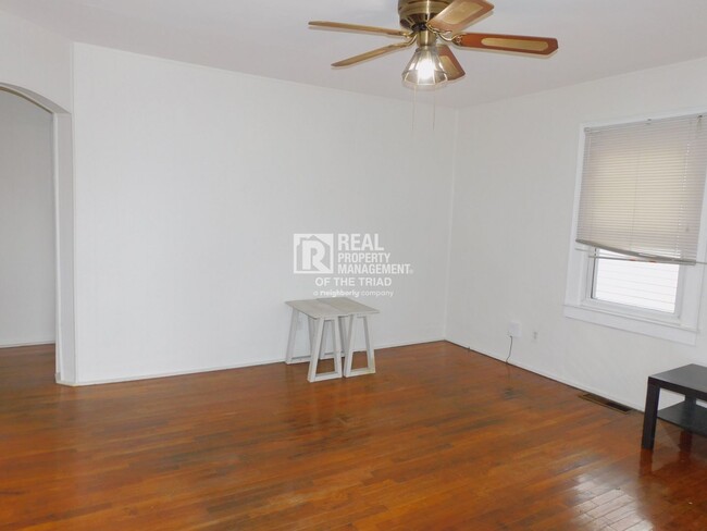 Building Photo - **MOVE IN SPECIAL** Quaint 2 Bed / 1 Bath ...