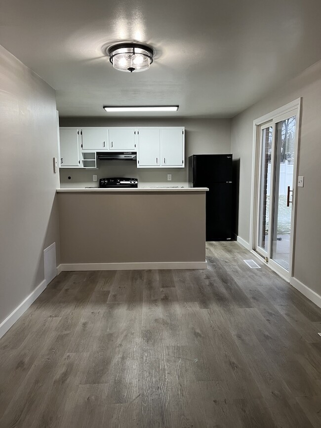 Building Photo - 7690 Rustic Woods Dr