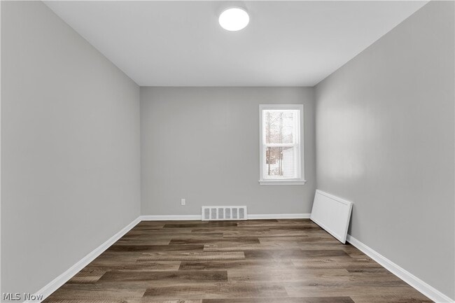 Building Photo - 876 E 209th St