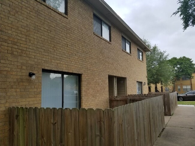 Building Photo - 2404 Blanco Dr