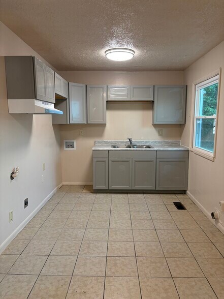 Building Photo - 2106 Piccadilly Ave