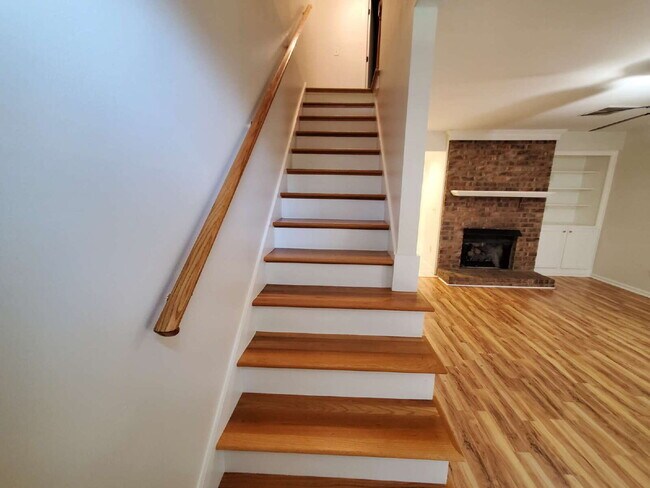 Building Photo - "Charming 2-Bed Townhouse Retreat with Modern Comforts in Hendersonville!"