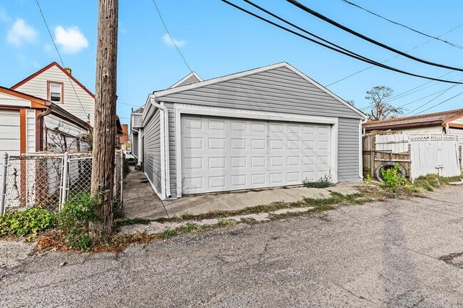 Building Photo - 3428 Carpenter Avenue