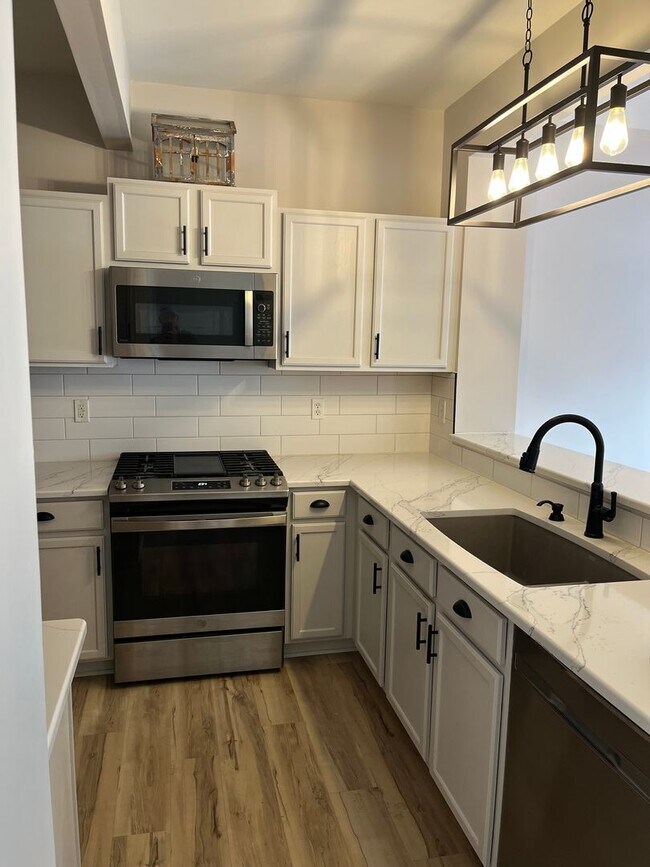 Building Photo - 3 Bedroom Condo Loves Park