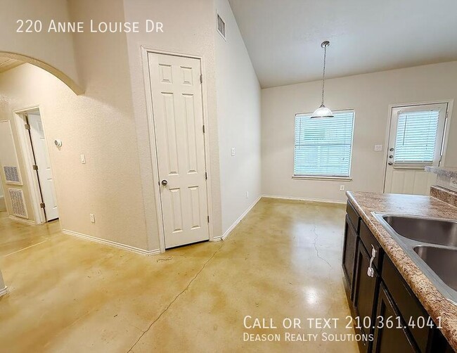 Building Photo - 220 Anne Louise Dr