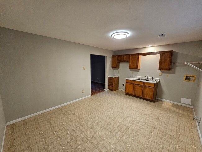 Building Photo - HOUSE FOR RENT _ 3 bed, 2 car garage, 1 st...