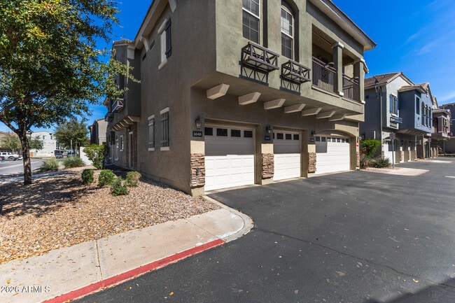 Building Photo - 2402 E 5th St