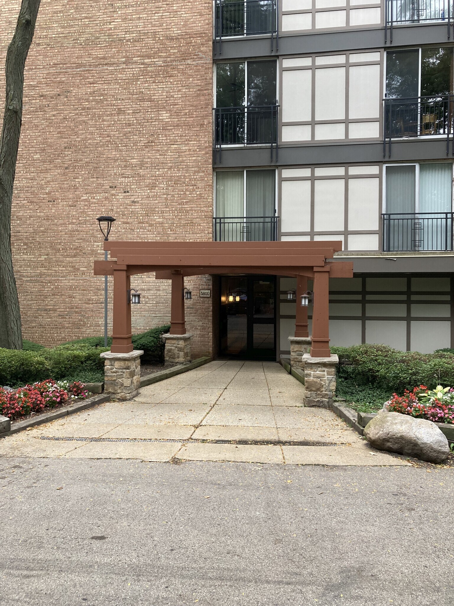 Building Photo - 5800 Oakwood Dr