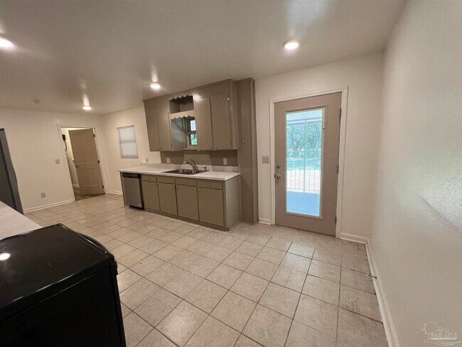 Building Photo - 6791 Vivian Dr
